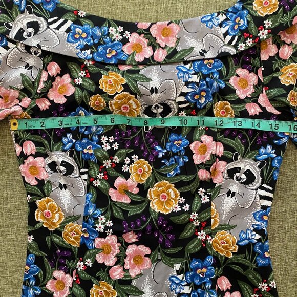 BNWT Collectif 3/4 Sleeve Retro Pin Up Top with Florals and Raccoons (Size S) - Picture 2 of 6